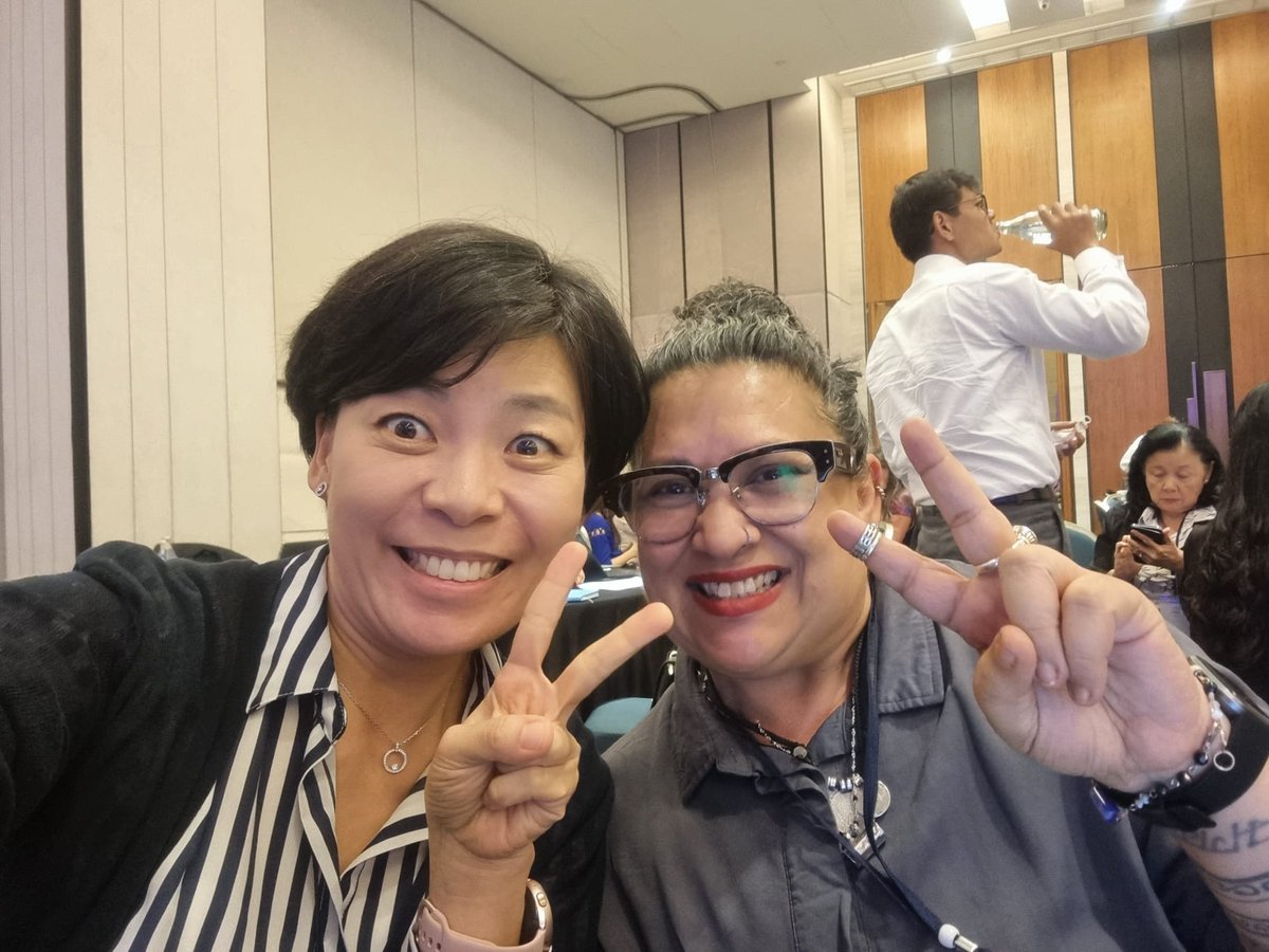 sharonfiji's tweet photo. When @GPPAC @gppacnea &amp; #Pacific peacebuilders meet ! Wonderful to meet Young Mi Cho of #KoreanWomensMovement4Peace !@PacWPSMediators https://t.co/JKS5ewtHLL