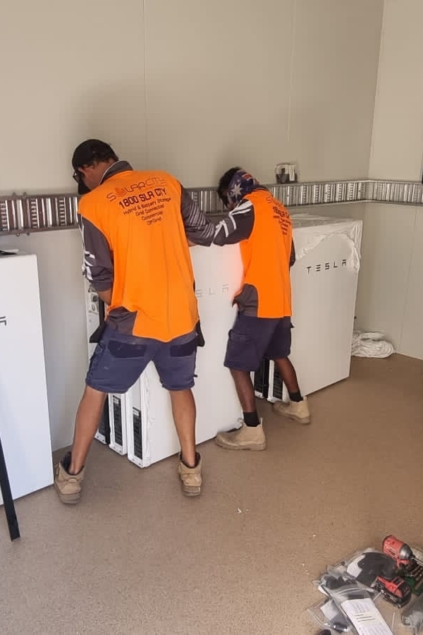 solarcitynt's tweet photo. Powerwall works with or without solar and allows you to store energy for later use. Each Powerwall system consists of at least one Powerwall and a Backup Gateway, which manages the system's energy usage and does energy monitoring. https://t.co/zAZuvTPPoJ