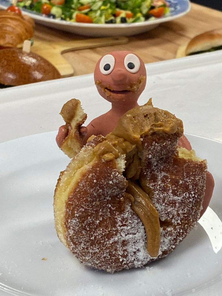 AmazingMorph's tweet photo. A big thank you to our friends @BreadAhead for a fantastic morning visiting their bakery in the beautiful Borough Market. Morph had a fantastic time helping to decorate gingerbread Morphs, and obviously taste testing some delicious baked goods! https://t.co/IvJpKlhIOG