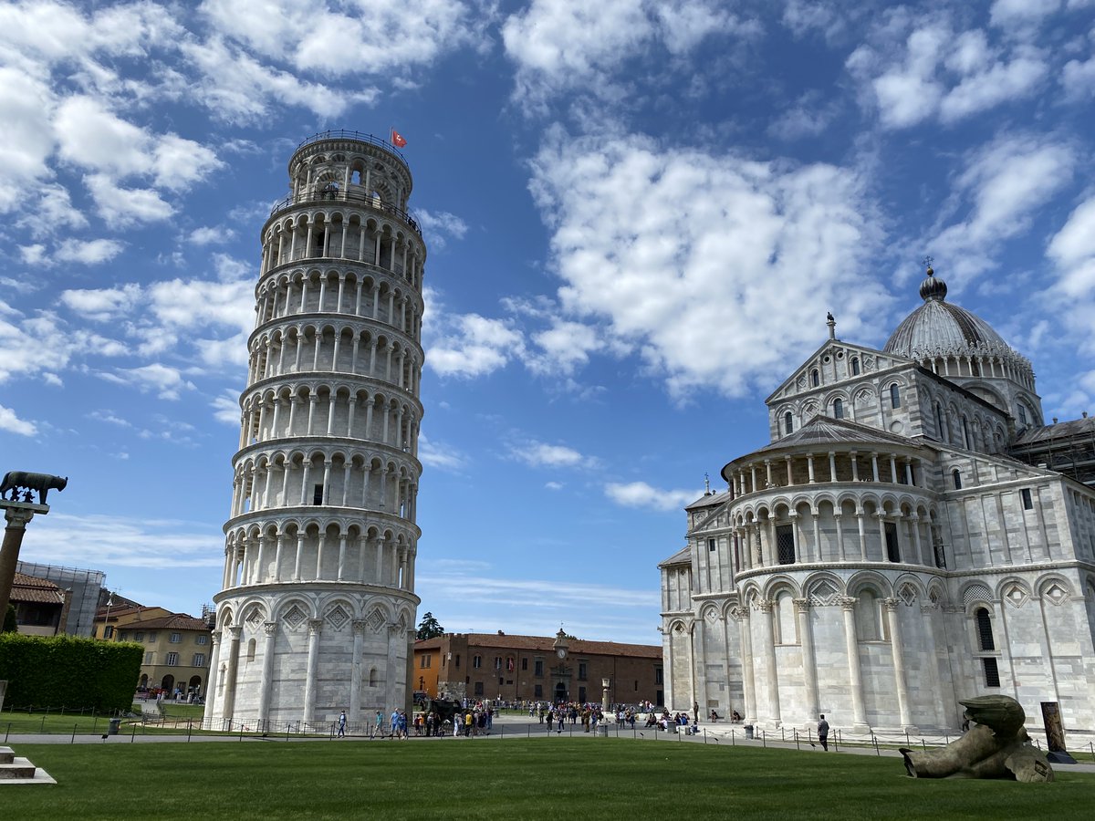 Il 9 agosto 1173 fu posata la prima pietra della #TorrediPisa. È tra le opere più fotografate al mondo e per gli 850 anni del monumento più iconico in riva all’Arno, Pisa, ha predisposto un programma di celebrazioni di tutto rispetto bit.ly/850anni_TorreP…