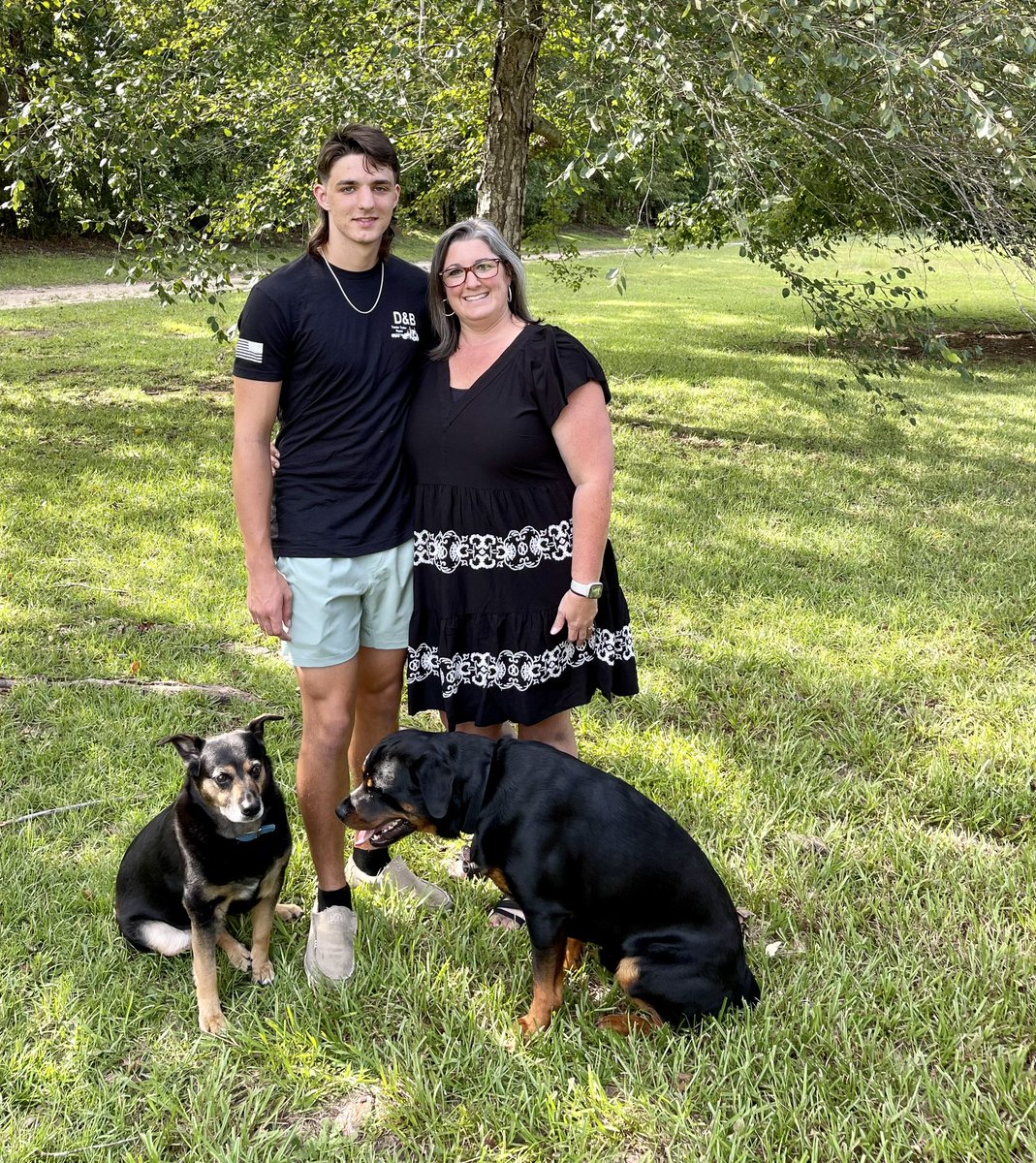 🍎 Junior year for <a href="/kennyc2_lax/">Kenny Chandler</a> 
🍎 Year 23 for me
<a href="/LexingtonOne/">Lexington County School District One</a> #Lex1Day1