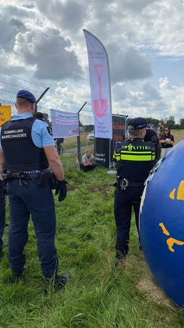 POL_OostBrabant's tweet photo. Bij een demonstratie bij de vliegbasis #Volkel hebben we 15 personen aangehouden. De aanhoudingen zijn vreedzaam verlopen. https://t.co/roruucOAO5