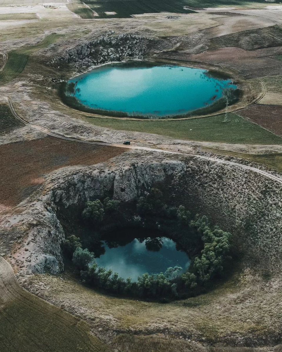 GoTurkiye's tweet photo. In the village of Canova in Sivas, lakes with a unique beauty resembling evil eye beads fascinate visitors. These natural wonder lakes, embraced by nature, await discovery. #Sivas

📸 IG: wittywinky https://t.co/0kzfJjwCTo
