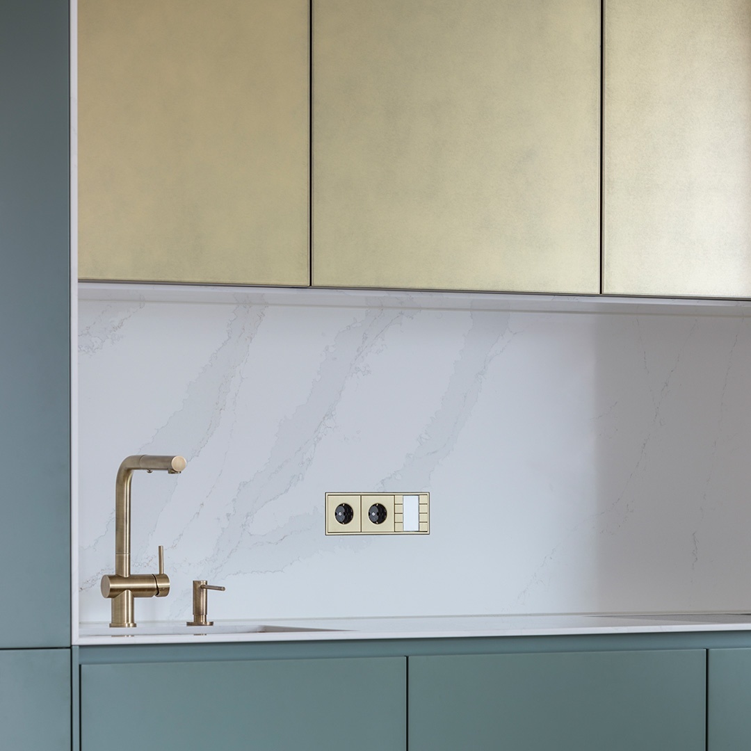 Jung_Iberica's tweet photo. Más allá de modas, con #LSZERO, la serie de mecanismos de instalación enrasada, los conceptos de decoración reciben toda una contundente declaración de diseño en este apartamento de Berlín

https://t.co/FTEuJ1YNmP

🏠One Wall Apartment Berlin
📸@henrikschipper 
📐 @aaplus_design https://t.co/N1KM9ioQaw