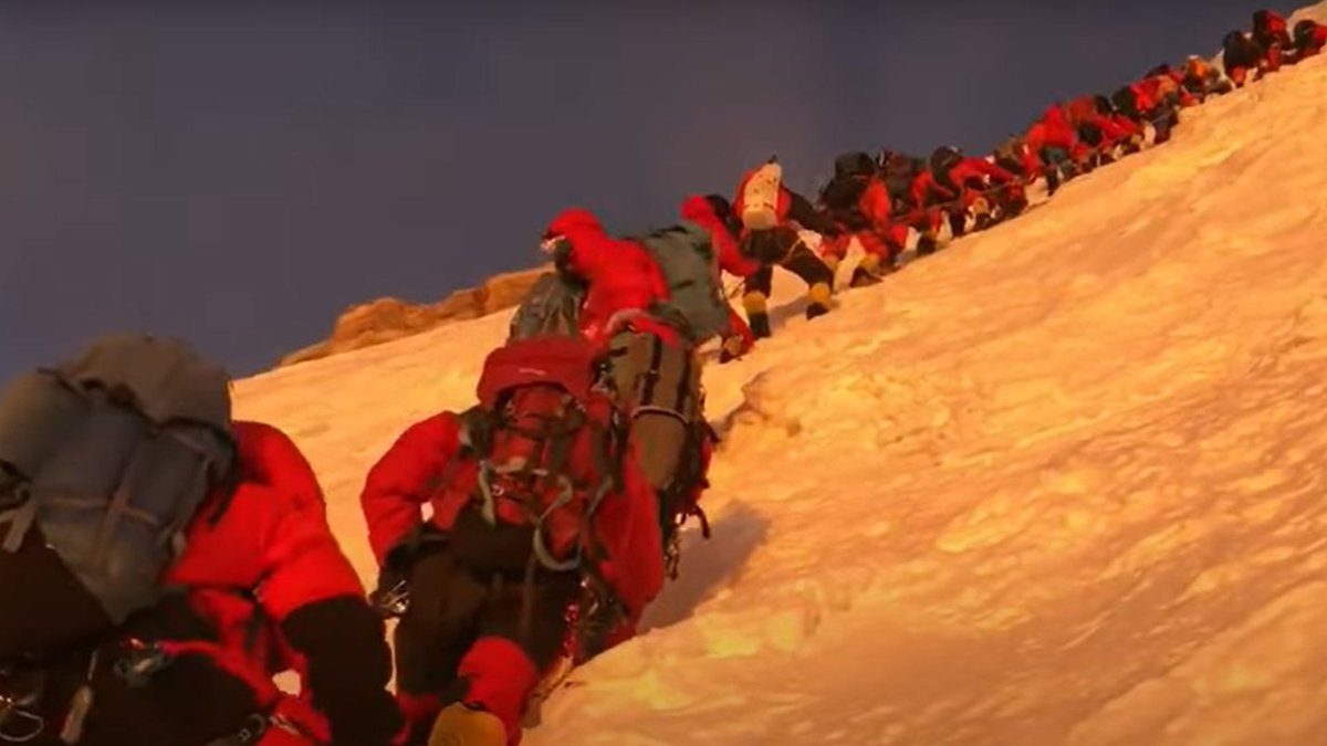 elbarroquista's tweet image. El K2 es una de las montañas más peligrosas del mundo.

Lo que se ve en la imagen es una fila de turistas de alta montaña ascendiendo el K2 con hasta dos sherpas por cabeza que los auxilian.

La extrema saturación es la otra cara de la actual democratización del turismo.

HILO🧵