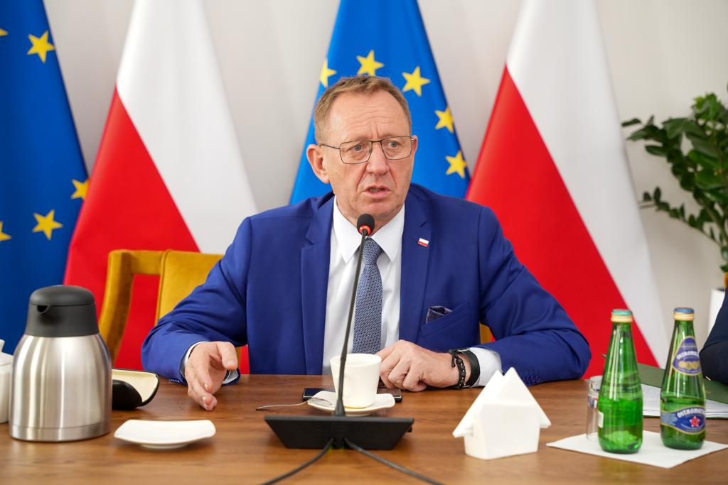 MRiRW_GOV_PL's tweet photo. W #MRiRW minister @RobertTelus i przedstawiciele organizacji rolniczych ✒️ podpisują umowę na udzielenie dofinansowania organizacjom rolniczym na działalność unijną.
#KRIR #SolidarnośćRI #Ojczyzna #Samoobrona https://t.co/pd8gyfWOEJ