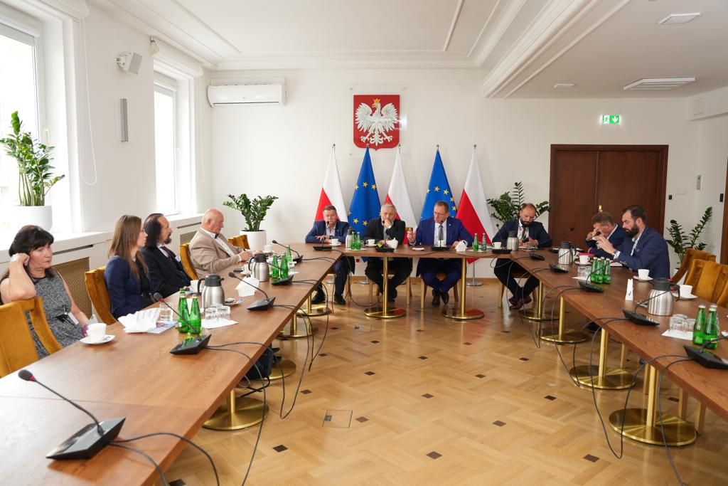 MRiRW_GOV_PL's tweet photo. W #MRiRW minister @RobertTelus i przedstawiciele organizacji rolniczych ✒️ podpisują umowę na udzielenie dofinansowania organizacjom rolniczym na działalność unijną.
#KRIR #SolidarnośćRI #Ojczyzna #Samoobrona https://t.co/pd8gyfWOEJ