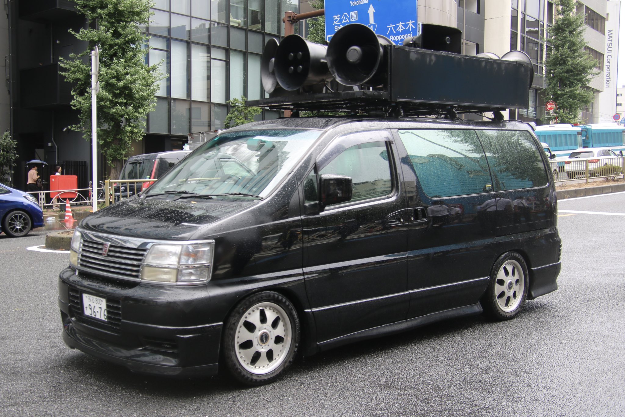右翼街宣車エルグランド② 右翼街宣車エルグランド