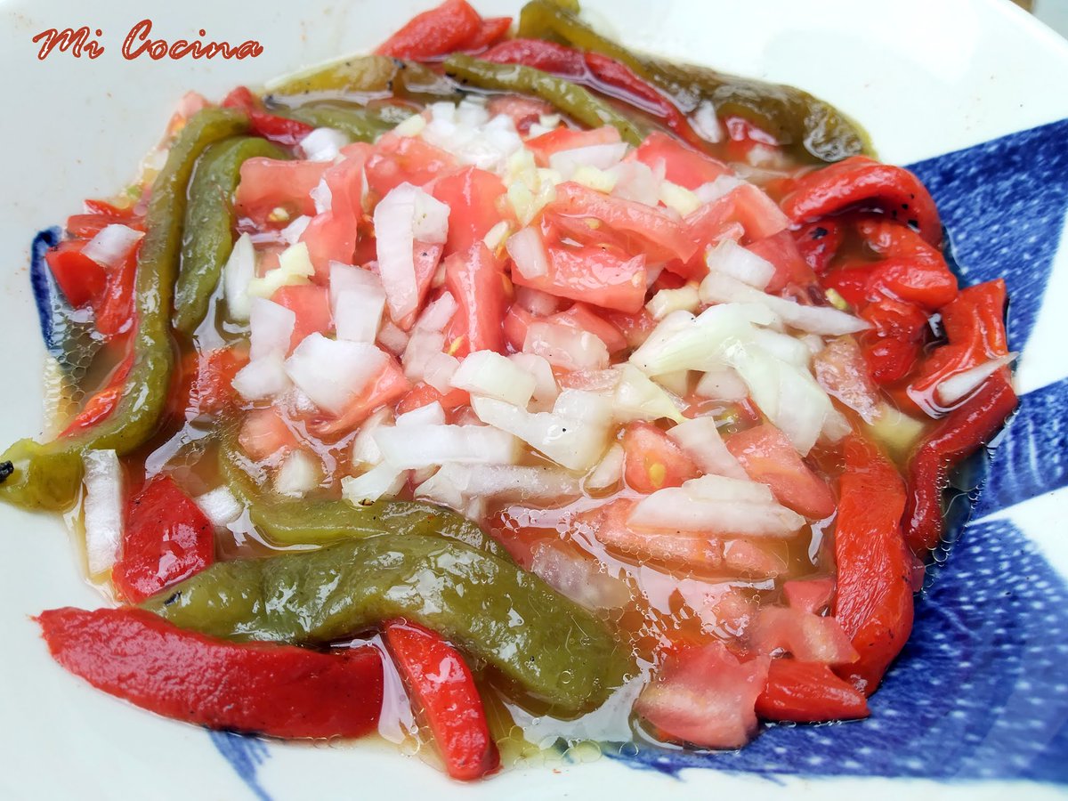 Hoy en #RecetasSAM: ensaladilla malagueña de pimientos asados con tomate y cebolleta de @MicocinaCR 😋 bit.ly/36sqSkU