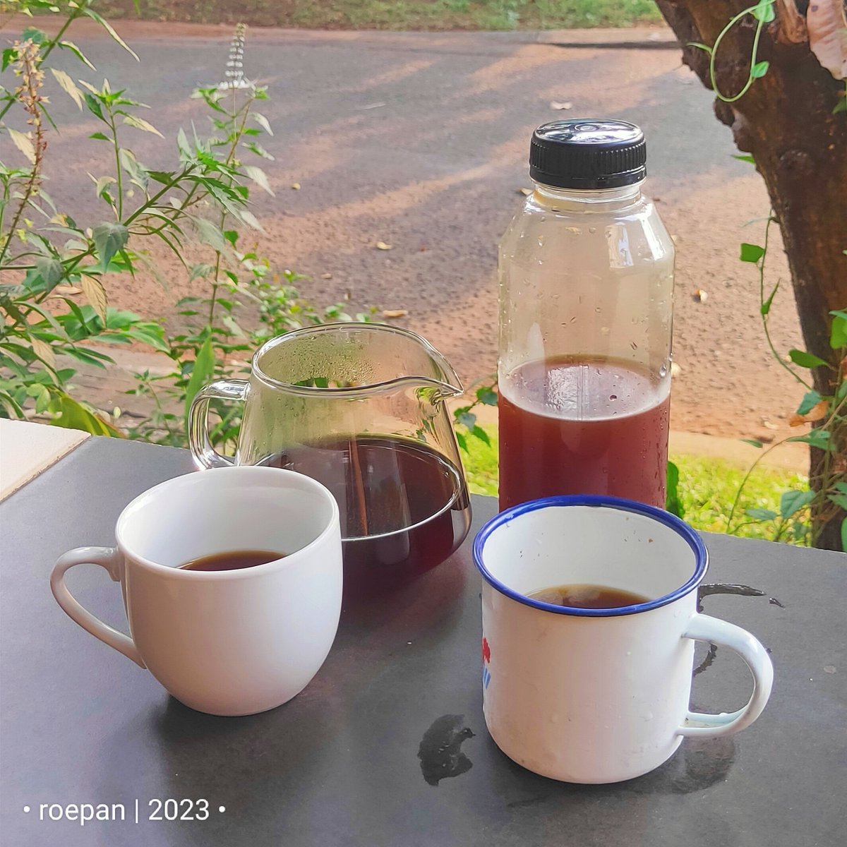 rudypandu's tweet photo. Nor hot or cold,
it's homemade ...
☕☕☕
📸 roepan - 2023
#roepan
#2023
#kopihitam
#blackcoffee
#manualbrew
#coldbrew
#CoffeeAddict
#CoffeeTime
#coffee https://t.co/ql0f4FeU9A