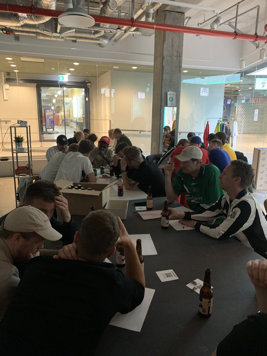 punditgames's tweet photo. Fantastisk quizaften i går med @Starting11Quiz med præmier fra @ReShirtDK 

Deltagerne skulle gætte alt fra startopstillinger fra UEFA Cup-finalen i 2001 og finde frem til Pedro Munitis.

Flere quizaftner på vej!

Vi gør det igen med @obstemmer den 31. august. 

#sldk #fodbold https://t.co/xbC8dqJ566
