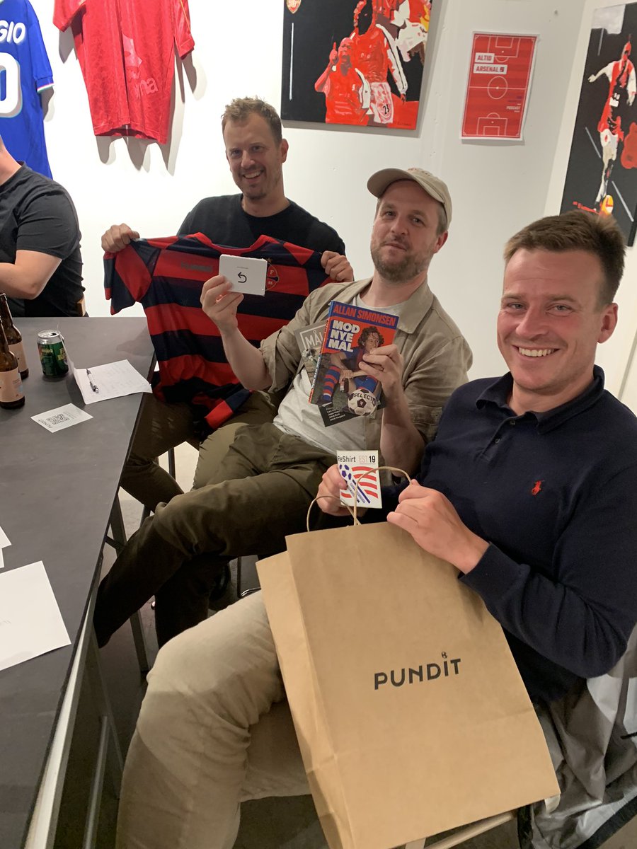 punditgames's tweet photo. Fantastisk quizaften i går med @Starting11Quiz med præmier fra @ReShirtDK 

Deltagerne skulle gætte alt fra startopstillinger fra UEFA Cup-finalen i 2001 og finde frem til Pedro Munitis.

Flere quizaftner på vej!

Vi gør det igen med @obstemmer den 31. august. 

#sldk #fodbold https://t.co/xbC8dqJ566
