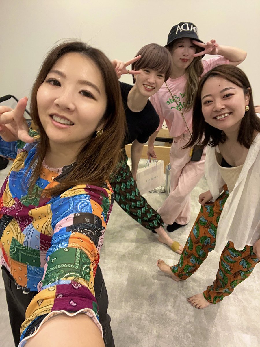 uerii_wecle's tweet photo. 三茶メンバーに混じってカラフル仲間入り💙💚💛🧡❤️

@im8an8oh https://t.co/PjNUhxHndn