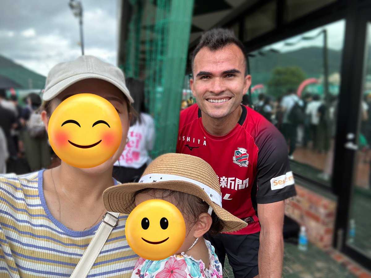 pyonconsa's tweet photo. 宮の沢で選手とたくさん写真撮れました〜！
練習後で疲れてる中、しかも雨が降ってる中すごく親切に対応してくれて嬉しかった〜😭
ますます応援したくなりました！
色々あるけど頑張れコンサ！！
4枚目のとーやくんと娘が見つめ合ってる写真可愛い🥰
（私の配慮足らずで上げ直ました。）
#consadole https://t.co/RYgd7e4XT0