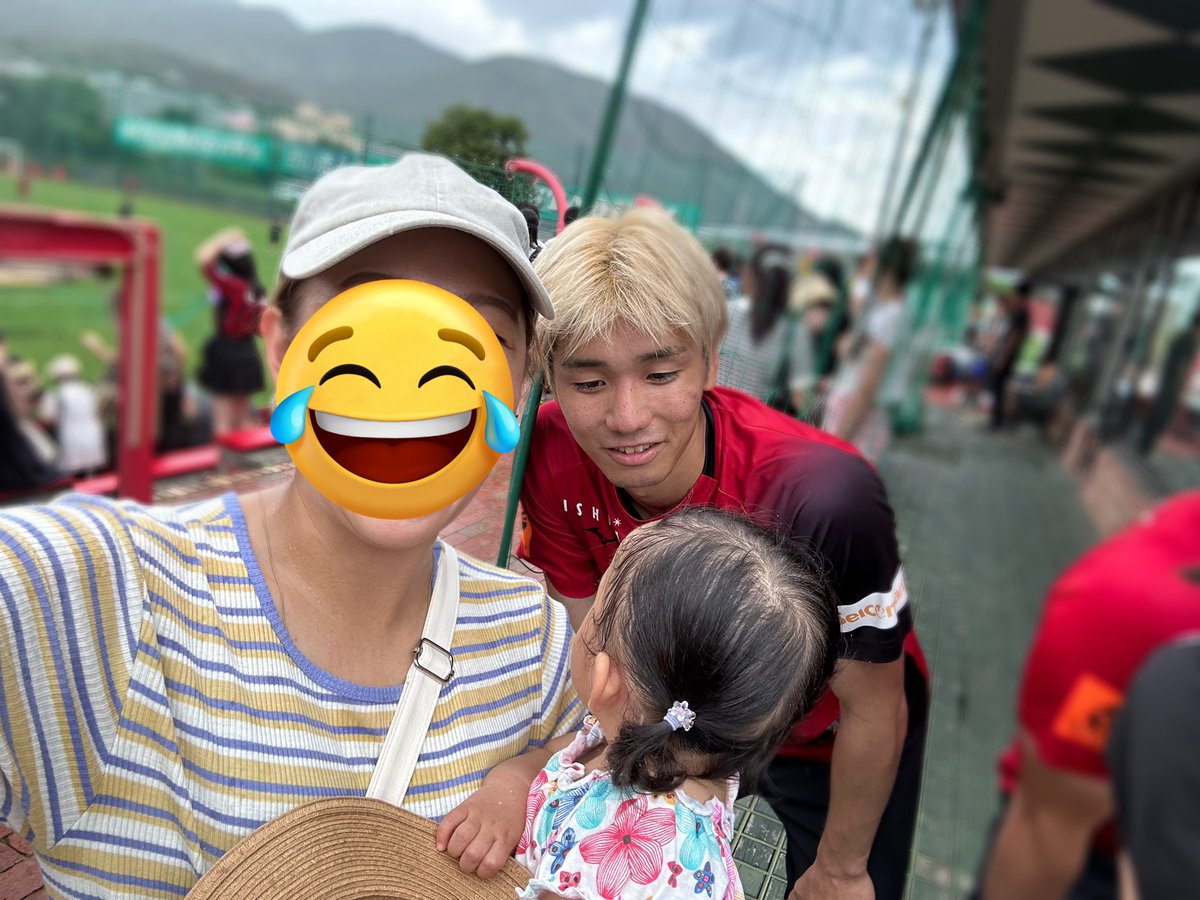 pyonconsa's tweet photo. 宮の沢で選手とたくさん写真撮れました〜！
練習後で疲れてる中、しかも雨が降ってる中すごく親切に対応してくれて嬉しかった〜😭
ますます応援したくなりました！
色々あるけど頑張れコンサ！！
4枚目のとーやくんと娘が見つめ合ってる写真可愛い🥰
（私の配慮足らずで上げ直ました。）
#consadole https://t.co/RYgd7e4XT0