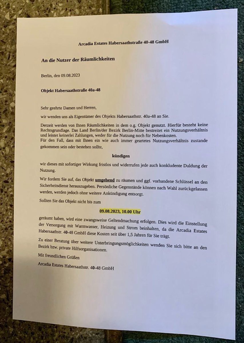 kaddinsky's tweet photo. Wenn „Investor“ so menschenunwürdig agiert, müssen Bezirk+Land handeln! Teile der #Habersaathstraße geräumt. Die Bewohner*innen hatten 1 Std Zeit, Gebäude zu verlassen. WE werden unbewohnbar gemacht. @ba_mitte_berlin informiert. Nach ASOG sollte jetzt Wiedereinweisung erfolgen! https://t.co/tFXHstHKAm