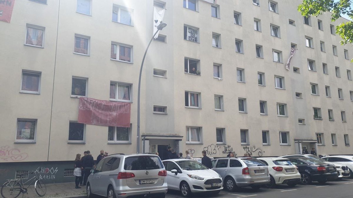 kaddinsky's tweet photo. Wenn „Investor“ so menschenunwürdig agiert, müssen Bezirk+Land handeln! Teile der #Habersaathstraße geräumt. Die Bewohner*innen hatten 1 Std Zeit, Gebäude zu verlassen. WE werden unbewohnbar gemacht. @ba_mitte_berlin informiert. Nach ASOG sollte jetzt Wiedereinweisung erfolgen! https://t.co/tFXHstHKAm