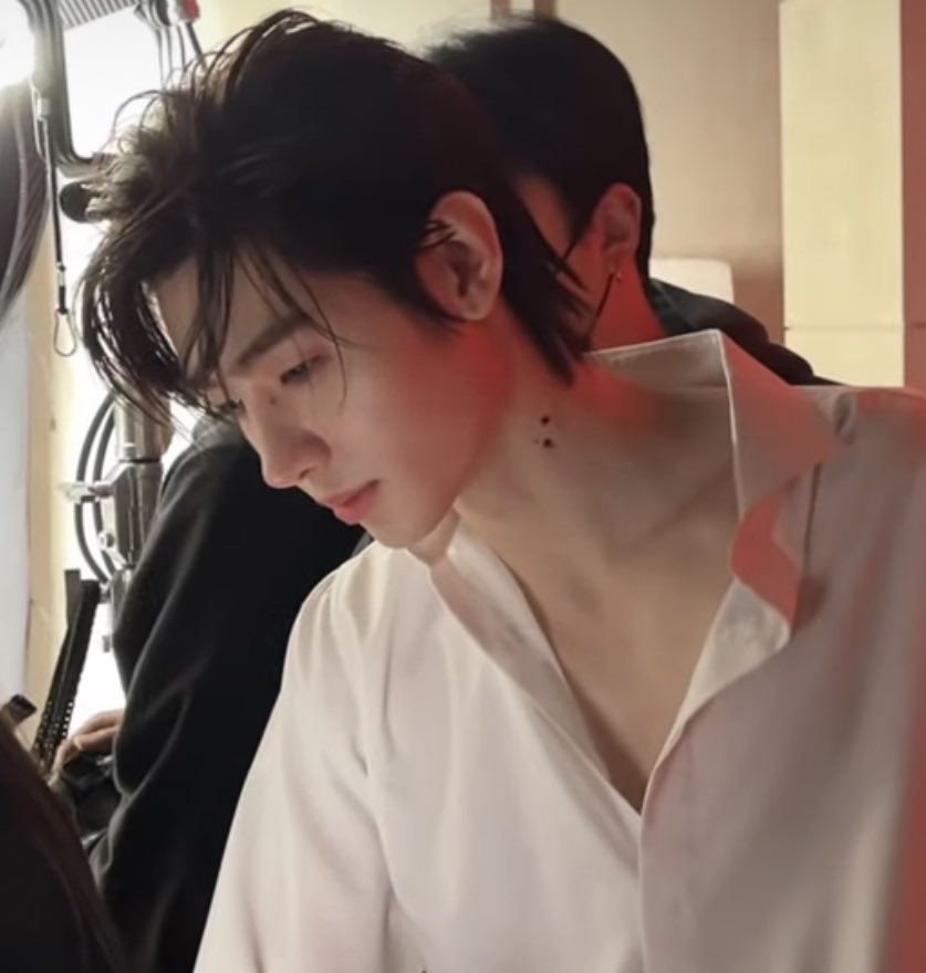 okay my time here on earth stops after seeing this sunghoon 🫠🤸🏻‍♀️