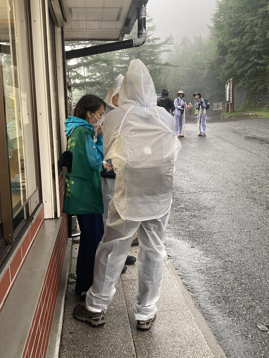 fujisanclimb's tweet photo. 五合目はかなりの雨ですが、この時間から登ろうとする人がちらほらいます。そういう登山者ほど装備が、、、

インフォメーションセンターのスタッフが必死に危険性を伝えています。

富士山でこんなビニール合羽、絶対NGです！富士山ナメたらいけません！ https://t.co/onCSC4a48Z