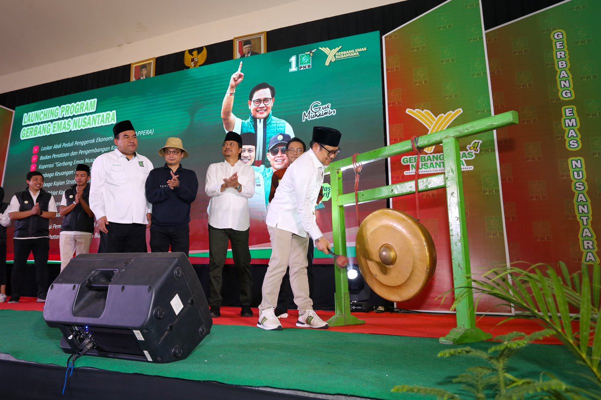 cakimiNOW's tweet photo. Alhamdulillah, Hari ini menghadiri sekaligus melaunching Gerbang Emas Nusantara (Gerakan Kebangkitan Ekonomi Masyarakat) di Cepu Blora Jawa Tengah.

Gerbang Emas Nusantara ini salah satu pijakan kebangkitan ekonomi, khususnya bagi masyarakat Desa, masyarakat yang ada di pinggiran negeri ini. Melalui Gerbang Emas Nusantara, saya berharap kebangkitan ekonomi dirasakan dan dinikmati oleh setiap lapisan masyarakat, tanpa membedakan kelas, suku, etnis, apalagi agama.

Terimakasih kepada Gerbang Emas Nusantara yang merangkai dari seluruh perjalanan dinamika ekonomi, melalui trial & eror. Selamat kepada sahabat saya, Arif Ruba'i, penggagas Gerbang Emas Nusantara. Ayo kita pastikan Pasal 33 UUD 1945 benar-benar terealisasi nyata.

Lanjutkan.. menangkan dan sukseskan..!
NURA..!!! Nusantara Sejahtera..
#PKBuntukAnakBangsa
#AksiMelayaniIndonesia 
#GusIminPKBsatu