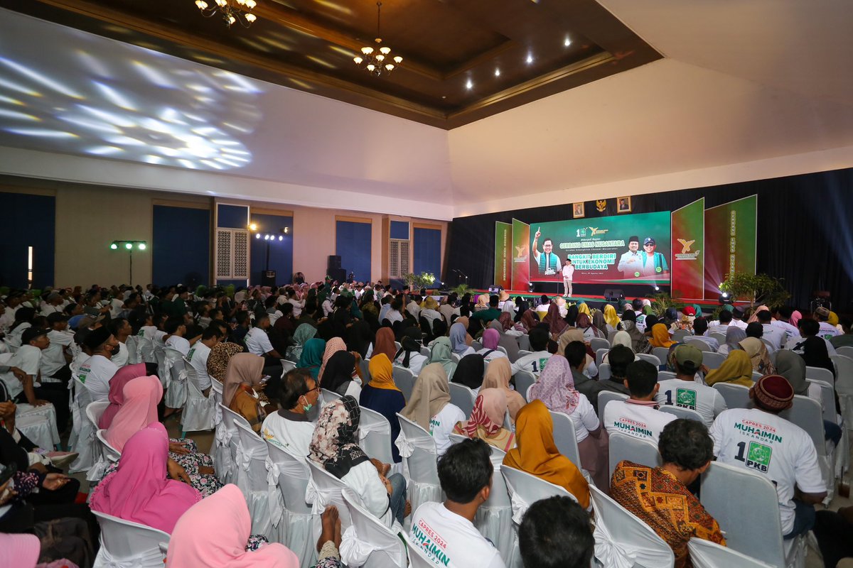 cakimiNOW's tweet photo. Alhamdulillah, Hari ini menghadiri sekaligus melaunching Gerbang Emas Nusantara (Gerakan Kebangkitan Ekonomi Masyarakat) di Cepu Blora Jawa Tengah.

Gerbang Emas Nusantara ini salah satu pijakan kebangkitan ekonomi, khususnya bagi masyarakat Desa, masyarakat yang ada di pinggiran negeri ini. Melalui Gerbang Emas Nusantara, saya berharap kebangkitan ekonomi dirasakan dan dinikmati oleh setiap lapisan masyarakat, tanpa membedakan kelas, suku, etnis, apalagi agama.

Terimakasih kepada Gerbang Emas Nusantara yang merangkai dari seluruh perjalanan dinamika ekonomi, melalui trial & eror. Selamat kepada sahabat saya, Arif Ruba'i, penggagas Gerbang Emas Nusantara. Ayo kita pastikan Pasal 33 UUD 1945 benar-benar terealisasi nyata.

Lanjutkan.. menangkan dan sukseskan..!
NURA..!!! Nusantara Sejahtera..
#PKBuntukAnakBangsa
#AksiMelayaniIndonesia 
#GusIminPKBsatu