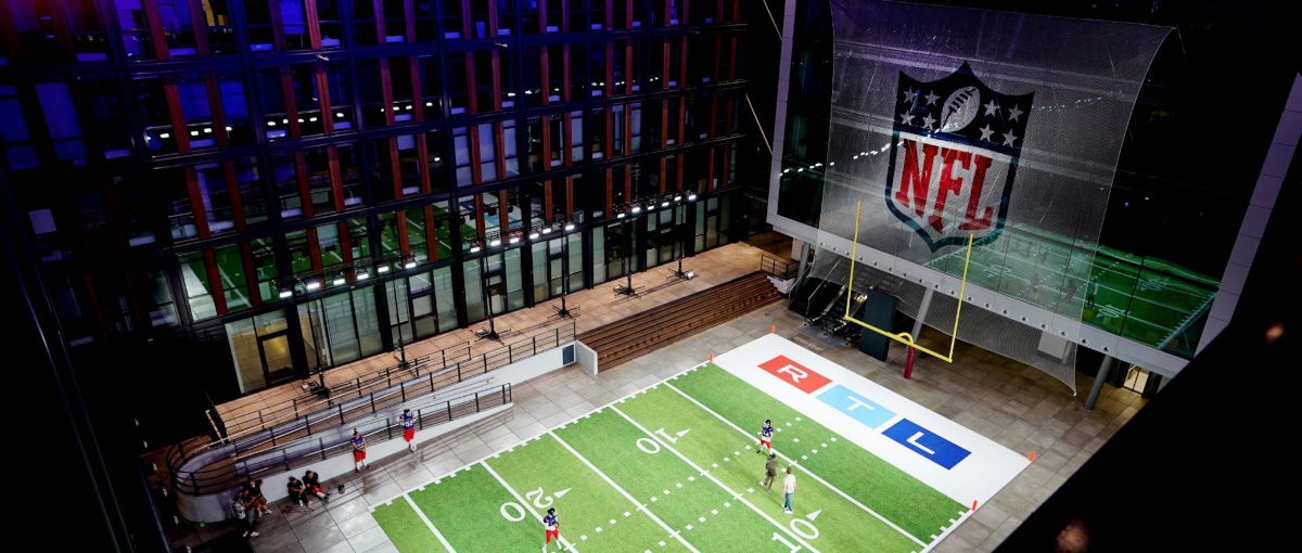 DWDL's tweet photo. Bei seinen #NFL-Übertragungen will @RTL_com offensichtlich auf eine große Inszenierung setzen. Jetzt hat der Sender einen ersten Einblick in sein Studio gewährt. Im Eingangsbereich des Kölner Sendezentrums wird gar ein Football-Feld errichtet. https://t.co/EWK2j2ov65 #RTLNFL https://t.co/yMFlJp8mBi