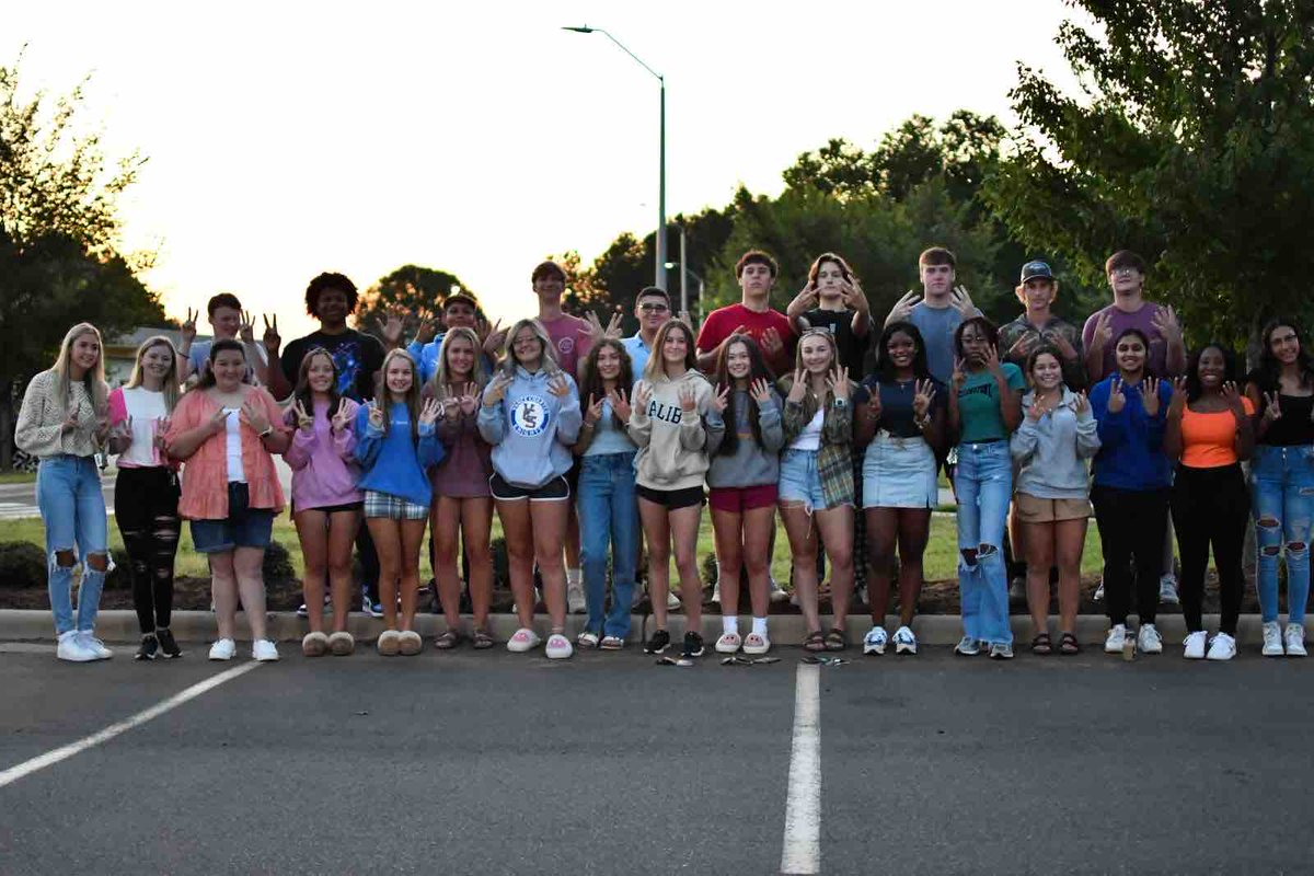 vancecharter's tweet image. ☀️The sun has RISEN on their SENIOR year!  ☀️

Vance Charter Class of 2024!!!