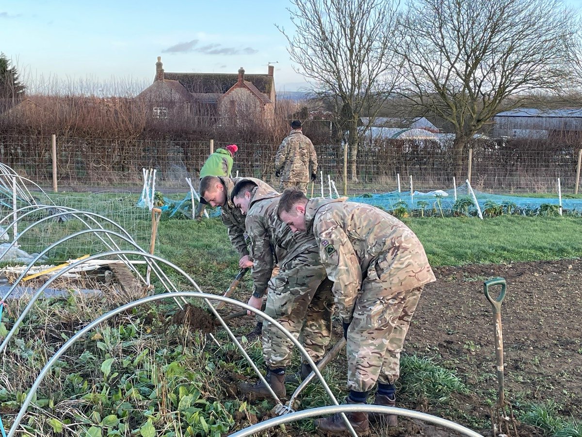 ArmyChaplaincy's tweet photo. Since January soldiers from @4RegimentRLC, with their padre @garnellPaul, have been lending a helping hand to @RovesFarm #WonkyVegClub. 

The project has taken them from seed to harvest learning new skills about growing, tending to and harvesting vegetables. https://t.co/pM13pCLp0l