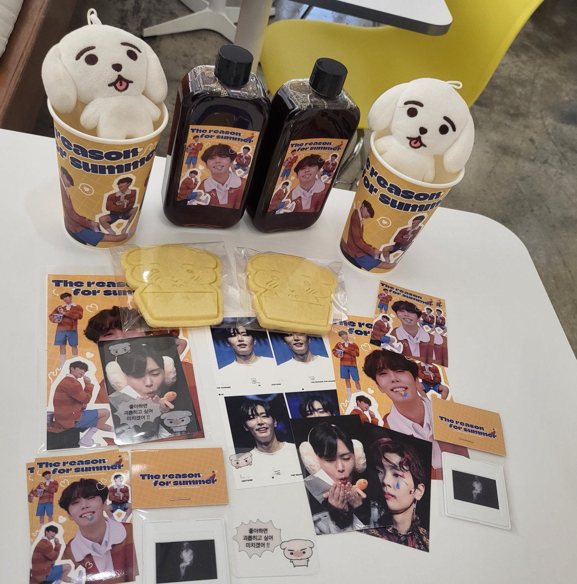 ddu_bi__'s tweet photo. 📍모모이 재윤생카

카페가 아기자기하고 재윤이도 아기자기하고
쿠키도 귀여웠어요! 럭드는 꼴등만했지만ㅎ 트레카완성해서 부채받구 마지막에 사진나눔받아서 좋았어용! 슬로건도 탐났지만 가위바위보 졌... 진짜 똥손ㅎ... 

#STAY_WITH_JAEYOON
#SF9 #JAEYOON #재윤 https://t.co/ore5ijAiOf