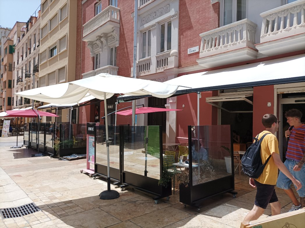 bgmps's tweet photo. Pues el #Brunchit de Alcazabilla15, no sólo sigue incumpliendo licencia de terraza, sino que amplía superficie oKupada y añade mobiliario y fortificación ilegal.
Por cortesía de @pacodelatorrep y @paco_cantos, como siempre en el permisivísimo y hostelerísimo @malaga. https://t.co/5Cw9Mw5K3Q