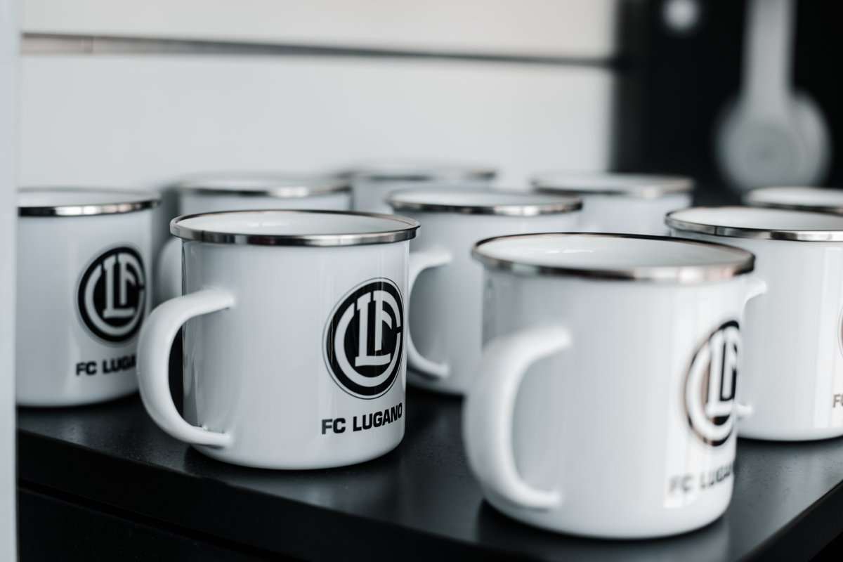 FCLugano1908's tweet photo. ⚪️⚫️ 𝐒𝐈𝐀𝐌𝐎 𝐀𝐏𝐄𝐑𝐓𝐈 ‼️ Corri a trovarci al nostro store ufficiale allo stadio per accaparrarti subito i prodotti ufficiali della stagione 2023/24 🆕 ⚽️🔥
⏱️ Siamo aperti dalle 13:00 alle 18:00, ti aspettiamo a Cornaredo 🏟️
#fclugano #lugano #FCL #Shop #Cornaredo https://t.co/m0bRVN248n