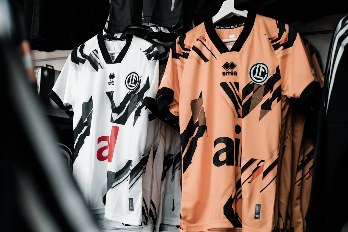 FCLugano1908's tweet photo. ⚪️⚫️ 𝐒𝐈𝐀𝐌𝐎 𝐀𝐏𝐄𝐑𝐓𝐈 ‼️ Corri a trovarci al nostro store ufficiale allo stadio per accaparrarti subito i prodotti ufficiali della stagione 2023/24 🆕 ⚽️🔥
⏱️ Siamo aperti dalle 13:00 alle 18:00, ti aspettiamo a Cornaredo 🏟️
#fclugano #lugano #FCL #Shop #Cornaredo https://t.co/m0bRVN248n