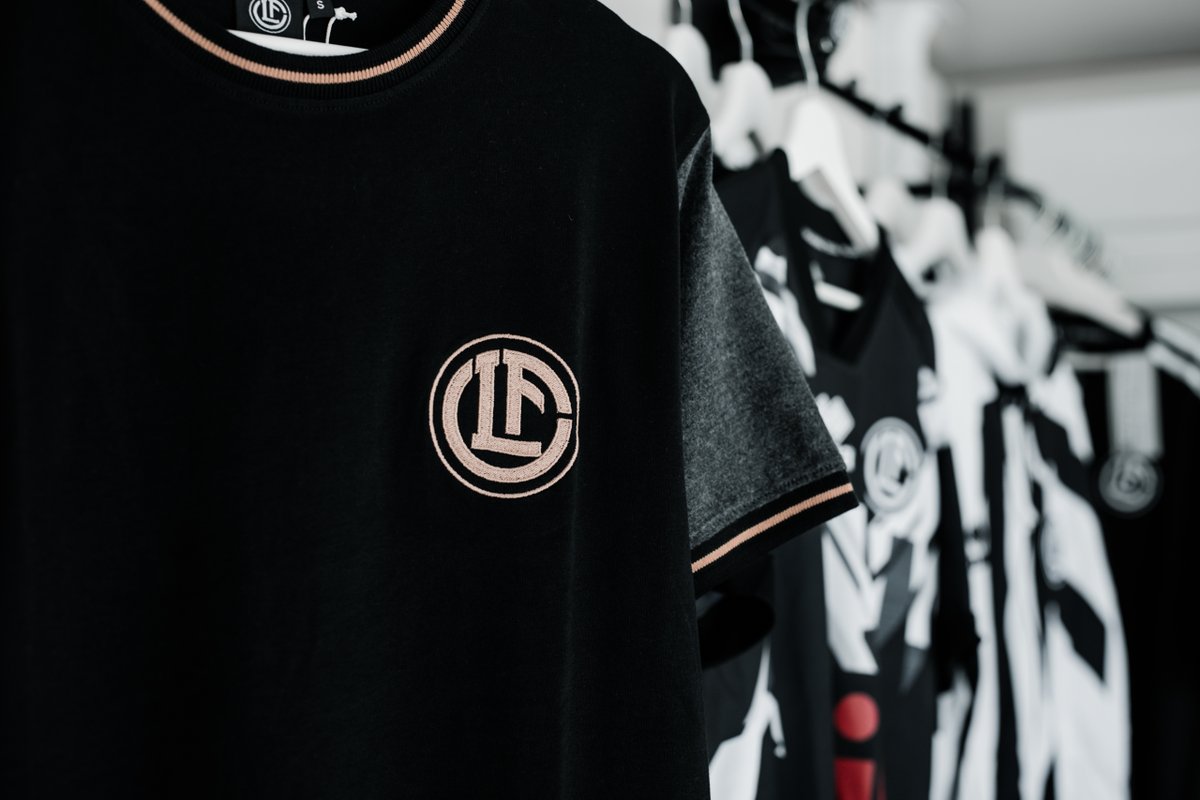 FCLugano1908's tweet photo. ⚪️⚫️ 𝐒𝐈𝐀𝐌𝐎 𝐀𝐏𝐄𝐑𝐓𝐈 ‼️ Corri a trovarci al nostro store ufficiale allo stadio per accaparrarti subito i prodotti ufficiali della stagione 2023/24 🆕 ⚽️🔥
⏱️ Siamo aperti dalle 13:00 alle 18:00, ti aspettiamo a Cornaredo 🏟️
#fclugano #lugano #FCL #Shop #Cornaredo https://t.co/m0bRVN248n