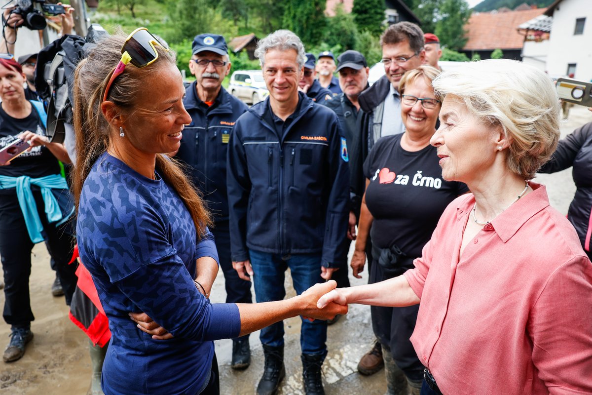 vladaRS's tweet image. V Črni sta se predsednik vlade 🇸🇮 dr. Robert Golob in predsednica Evropske komisije @vonderleyen srečala tudi s @TinaMaze. 
#poplave2023 #skupaj