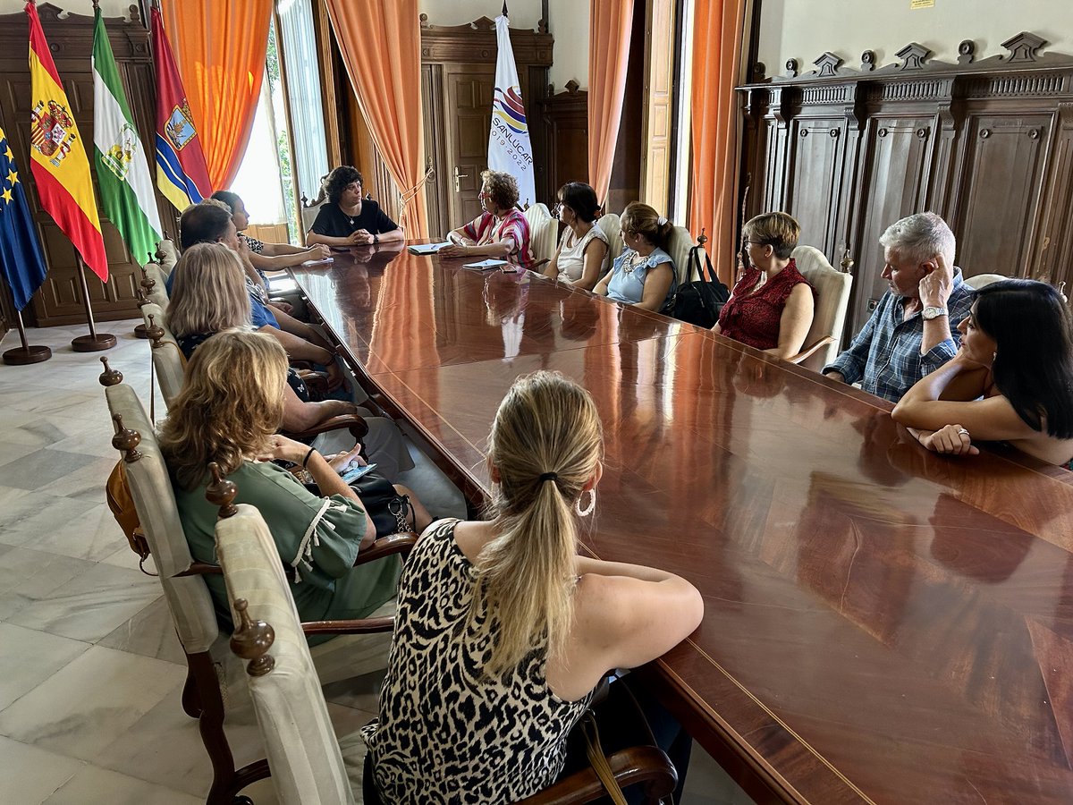 AytoSanlucar's tweet photo. 🤝Acuerdo con la plantilla de ayuda a domicilio para la municipalización del servicio en este mandato

📌La alcaldesa de #Sanlúcar confirma su compromiso a CCOO, sindicato mayoritario del comité de empresa de Arquisocial

Toda la información 👇👇👇
https://t.co/tIe3vmMIPi https://t.co/bVJvC6GrkV