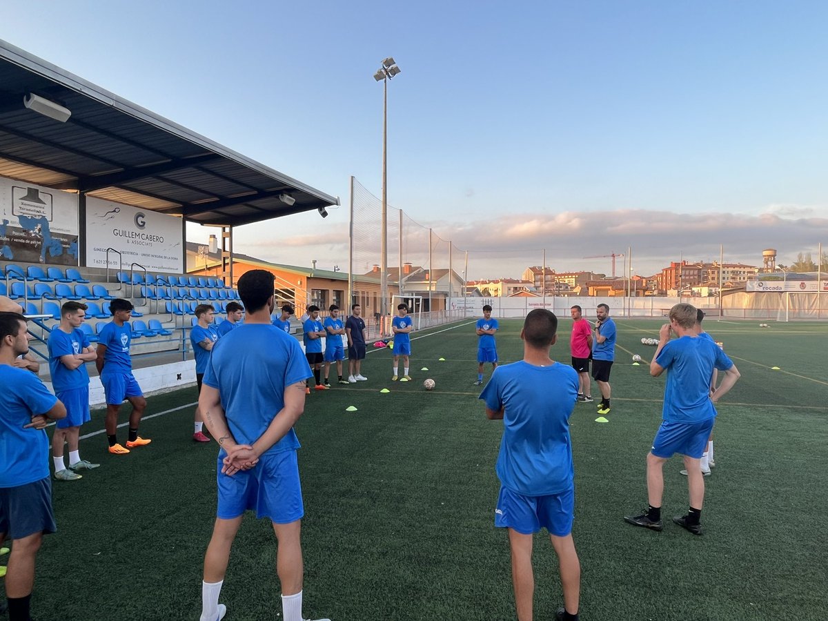 udtaradell's tweet photo. 🔛 El primer equip comença la pretemporada!
#socUDT #3cat4 https://t.co/ZYeNyogspw