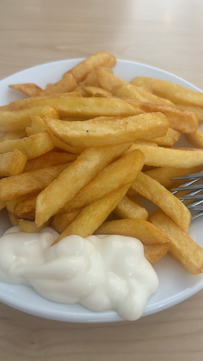 yaamuur's tweet photo. patates kizartmasi neden belli yerlerde patates tavaya donusuyo? ve o yerleri ic gudusel olarak bilip oralarda pisaris verirken patetes kizartmasi alabilir miyim demiyoruz biz bi patates tava alalim diyoruz? https://t.co/6oj0ode7JC