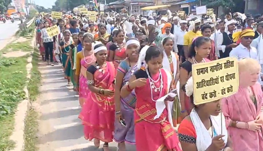 Mantoraa_'s tweet photo. कोंडागांव : सर्व आदिवासी समाज की जिला इकाई ने निकाली आक्रोश रैली, उन्होंने कहा कि, हमें यूसीसी नही चाहिए। वन संरक्षण अधिनियम 2023 का भी हम विरोध करते हैं। #kondagaon #chhattisgarh #tribalday #Tribal_Owner_Of_India #विश्व_आदिवासी_दिवस #UCC #forestconservationbill https://t.co/Ct6jZ9kIoV