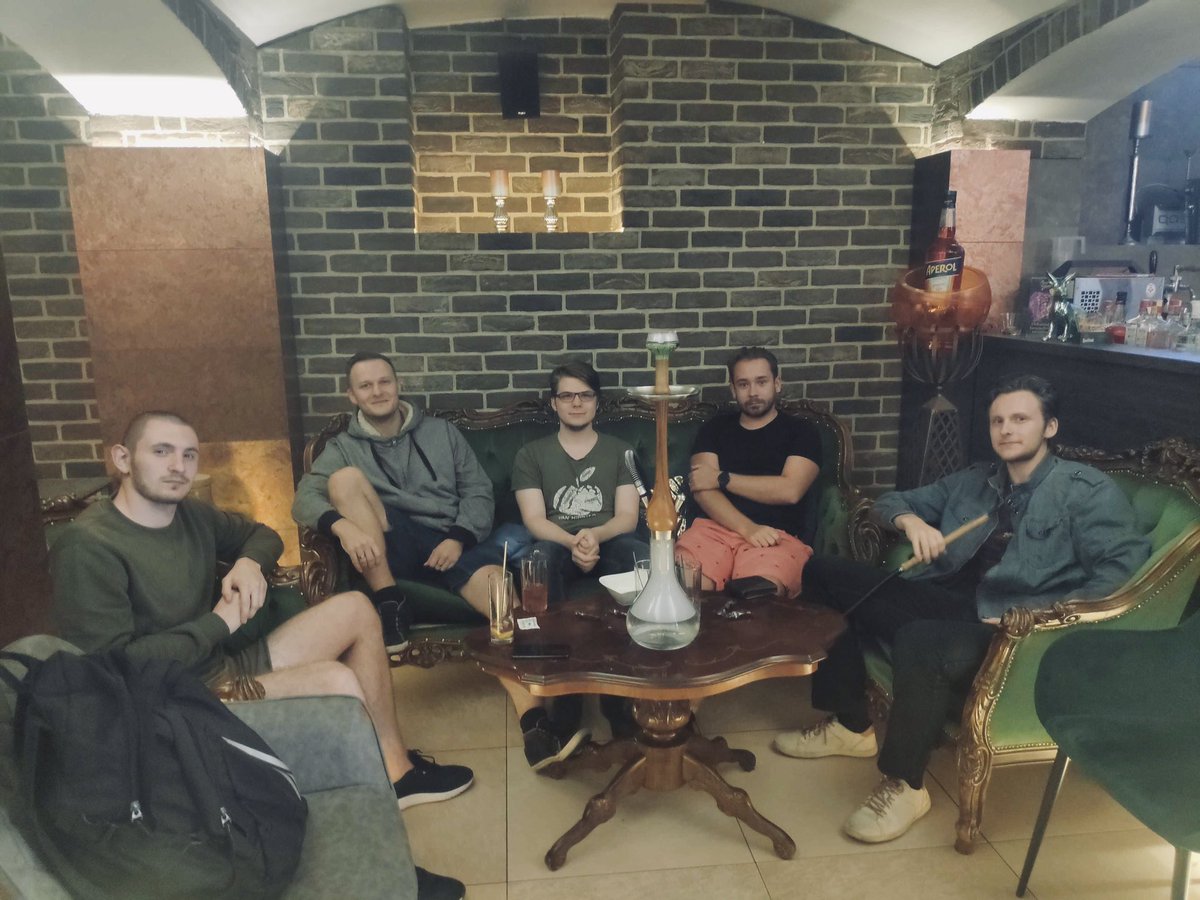 InvolveCz's tweet photo. Asi jste si už všimli, že máme rádi šíšu. A tak na ni chodíme relativně často, zkoušíme různé šíša bary a děláme si takto takové pravidelné teambuildingy. U nás v Involve si zkrátka umíme žít. 😎 https://t.co/FFxweQOALD
