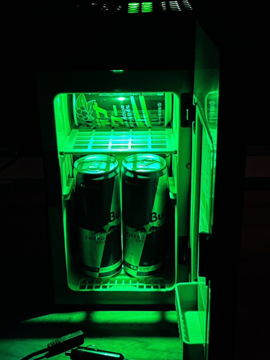 MAXX_2nd's tweet photo. ねんがんのXboxミニ冷蔵庫が海外から届いた！発売当初のモデルから改良ダウンサイジングされて室内灯と水受けが追加されてた。もう見てるだけで満足してるわw #Xbox #XboxSeriesX  #XboxMiniFridge ❄️ https://t.co/HZSJ2nqDGe