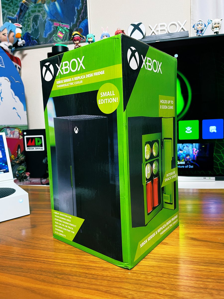 MAXX_2nd's tweet photo. ねんがんのXboxミニ冷蔵庫が海外から届いた！発売当初のモデルから改良ダウンサイジングされて室内灯と水受けが追加されてた。もう見てるだけで満足してるわw #Xbox #XboxSeriesX  #XboxMiniFridge ❄️ https://t.co/HZSJ2nqDGe