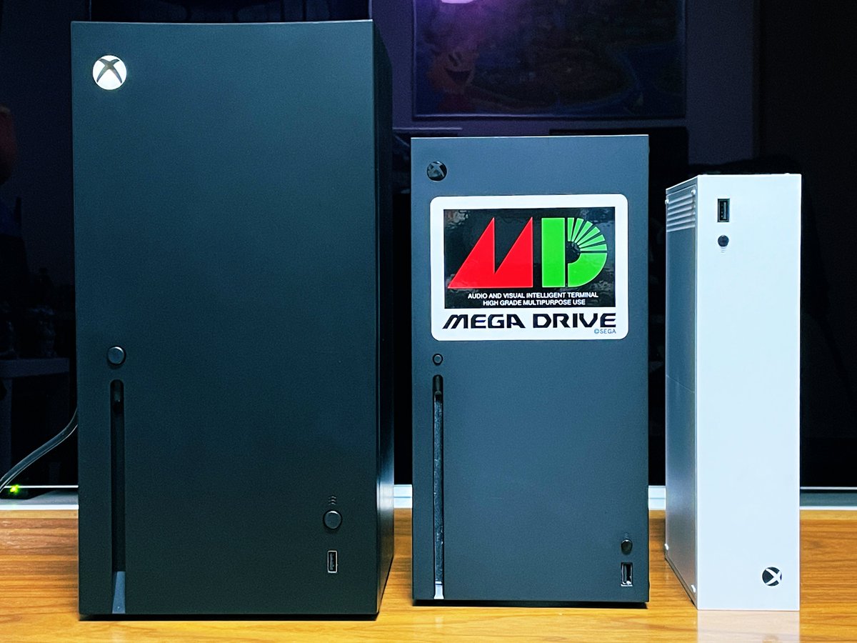 MAXX_2nd's tweet photo. ねんがんのXboxミニ冷蔵庫が海外から届いた！発売当初のモデルから改良ダウンサイジングされて室内灯と水受けが追加されてた。もう見てるだけで満足してるわw #Xbox #XboxSeriesX  #XboxMiniFridge ❄️ https://t.co/HZSJ2nqDGe