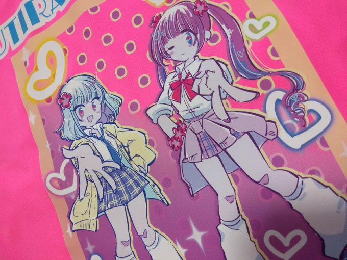 という事で #Tシャツトリニティ から届きました～!カスタマイズ機能で大きさ調整や文字を入れたりしました。印刷もとっても綺麗です!  只今セール中!  ひまわり少女 スタンダードTシャツ(アイボリー)   Y2KJK ドライTシャツ(蛍光ピンク) 