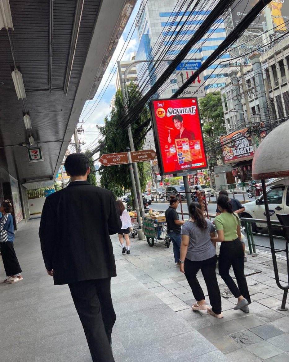 LuvTine_'s tweet photo. The Bangkoker is subtly promoting @CPBrandTH sausages!💥😍
@winmetawin #winmetawin
#CPSIGNATURExWIN https://t.co/guVN5ycKw2