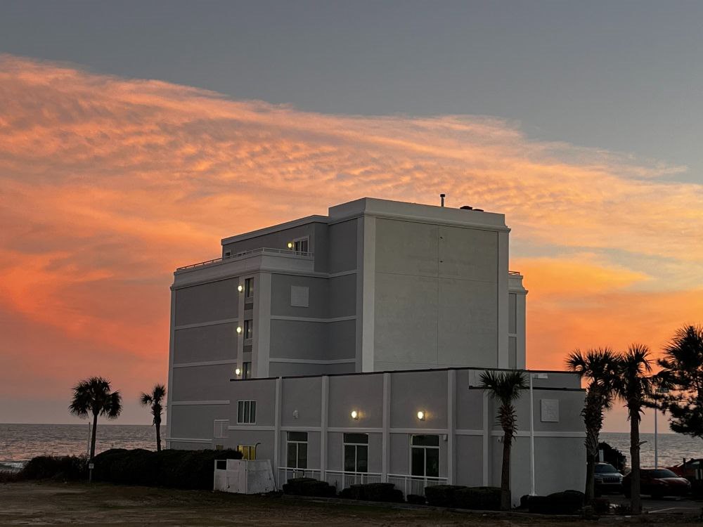 SandbarMB's tweet photo. Experience beachfront bliss at Sandbar by Wyndham Myrtle Beach! Our building is conveniently located right on the beach, offering stunning oceanfront rooms. Wake up to breathtaking sunsets and make unforgettable memories. #sandbarbywyndhammyrtlebeach #myrtlebeach #wyndham https://t.co/XQCtRj6nCv