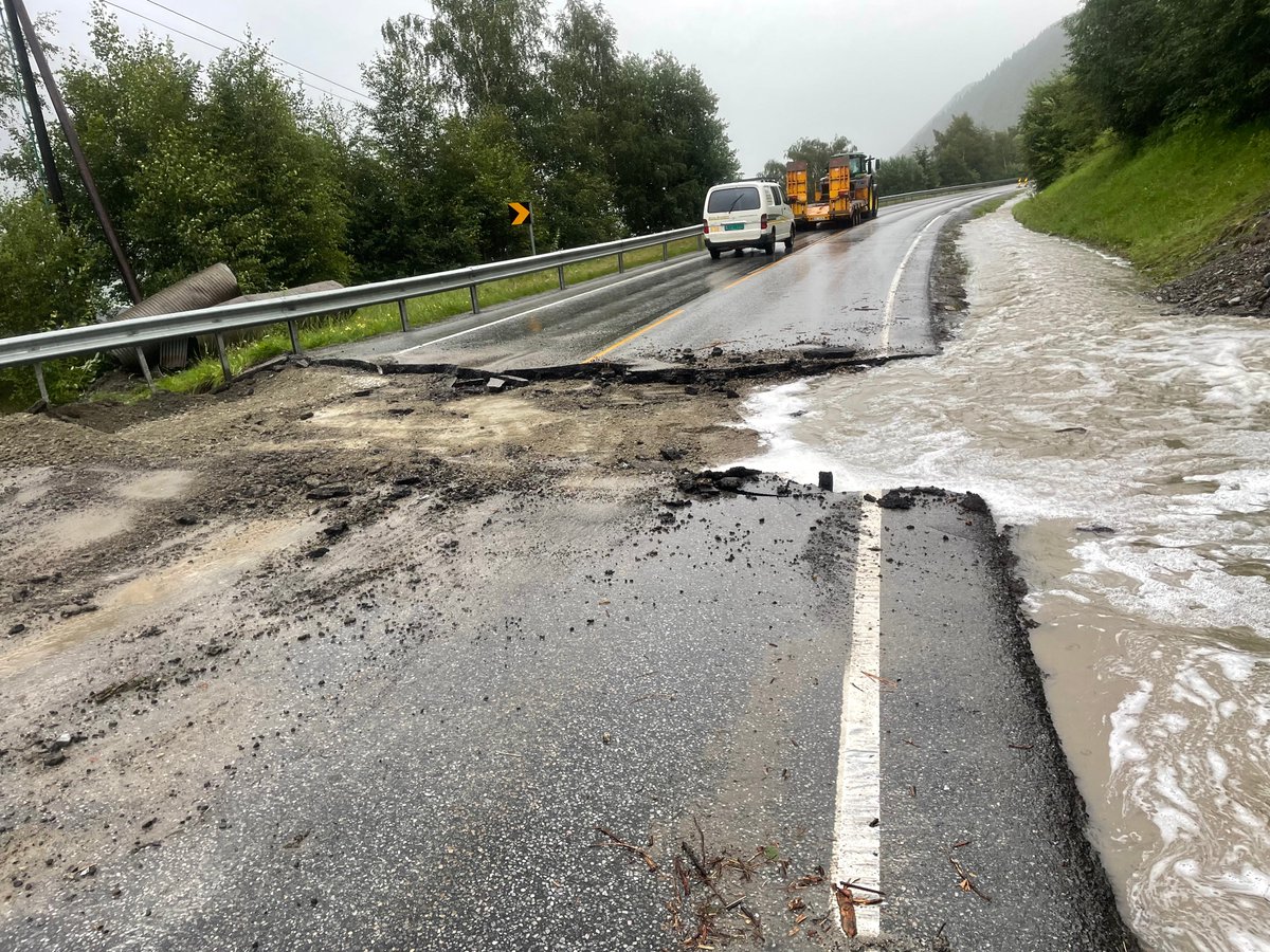 Alle hovedferdselsårer mellom Oslo og Trondheim er stengt dlvr.it/StPhB6