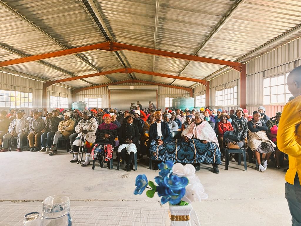 ACMServants's tweet photo. Today, the African Content Movement (ACM) President Hlaudi Motsoeneng is welcoming community members who are joining the Movement here at Monontsha, ward 11 in Maluti-A-Phofung Municipality in the Free State province.#VoteACM https://t.co/QOQwng59n1