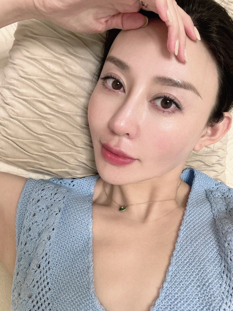 dambio05's tweet image. ソファーに横になって休んでいます😊