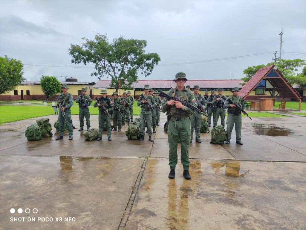 Redi_andes's tweet photo. #AsíLoDijo || GJ @dhernandezlarez  Las unidades de reacción de la #FANB de manera permanente realizan operaciones de seguridad y reconocimiento a lo largo de nuestro eje fronterizo apureño salvaguardando nuestra integridad territorial. 
Independencia o nada!
#IntegrarEsVencer https://t.co/cw5K7Cs5dA