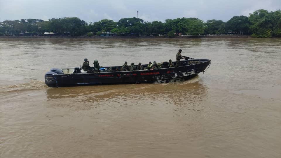 Redi_andes's tweet photo. #AsíLoDijo || GJ @dhernandezlarez  Las unidades de reacción de la #FANB de manera permanente realizan operaciones de seguridad y reconocimiento a lo largo de nuestro eje fronterizo apureño salvaguardando nuestra integridad territorial. 
Independencia o nada!
#IntegrarEsVencer https://t.co/cw5K7Cs5dA
